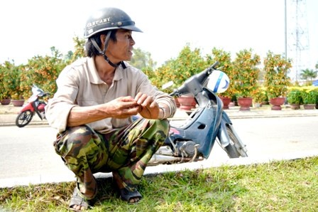 Nhọc nhằn nghề chở hoa cuối năm - 4 Anh Nguyễn Thới, một “xế thồ” chở hoa Tết lâu năm ở Tam Kỳ