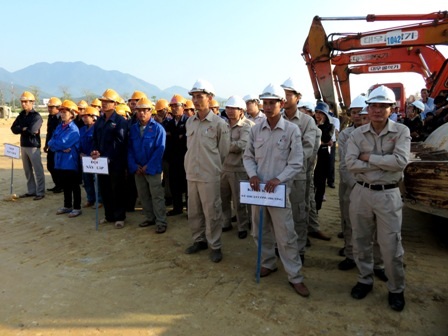 Ngay từ đầu năm, các công nhân đã tập trung đông đủ để triển khai công việc