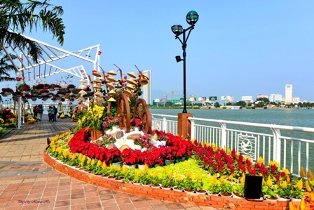 Một số tiểu cảnh trang trí trên đường Bạch Đằng