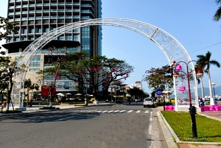 Đường phố Đà Nẵng sạch sẽ và ít người đi lại vào ngày 30 Tết