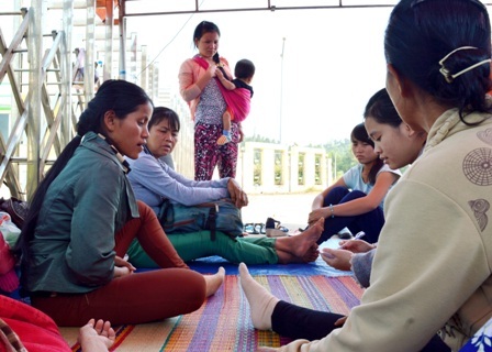 Vụ chủ nợ bao vây nhà máy cồn: Ưu tiên trả nợ cho dân trước Tết - 1 Người dân là các chủ nợ ở các tỉnh kéo đến cổng nhà máy cồn Đại Tân để đòi nợ