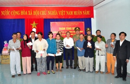 Quà Tết đến với người dân làng phong - 1 Công an TP Đà Nẵng trao quà Tết đến với người dân Làng Vân ở khu tái định cư