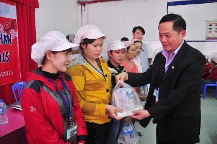 Trao 4.000 phần quà Tết đến công nhân - 1 Trao 4.000 phần quà Tết đến công nhân