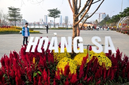 Chiêm ngưỡng “Bản đồ Việt Nam bằng hoa lớn nhất” - 5 “Bản đồ Việt Nam bằng hoa lớn nhất” được thực hiện trên diện tích 378,1 m2 bên bờ Đông sông Hàn