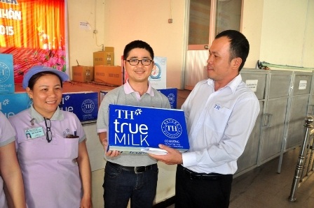 Trao 4.000 phần quà Tết đến công nhân - 2 Đại diện Công ty TH True Milk trao quà đến các công nhân công ty Sinaran