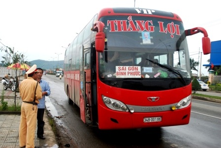 Lực lượng CSGT Công an TP Đà Nẵng kiểm tra xe khách từ các tỉnh phía Bắc vào các tỉnh phía Nam