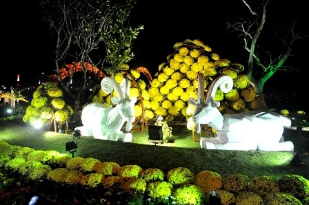 Linh vật Dê được trang trí trong vườn hoa Xuân