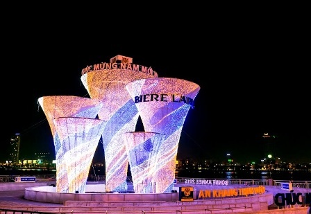 5 tháp ly được chiếu sáng lung linh