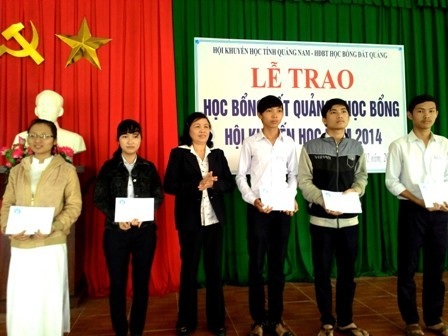 “Học bổng đất Quảng” đến với sinh viên nghèo, học giỏi - 1 Các em sinh viên được nhận học bổng trong dịp này.
