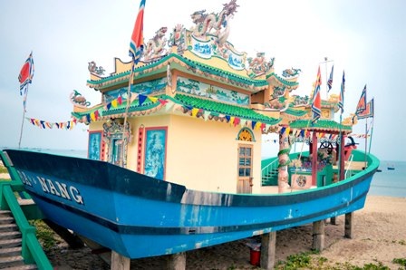 Ngư dân nô nức với lễ hội cầu ngư - 2 Miếu thờ hình con tàu ngay trên bãi biển được trang hoàng trong ngày hội