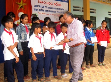 Grobest cùng báo Dân trí, Quỹ KHVN trao 360 suất học bổng đến học sinh nghèo - 1 Đại diện lãnh đạo huyện Nam Giang trao học bổng đến các em học sinh trên địa bàn huyện