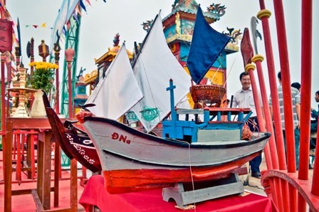 Ngư dân nô nức với lễ hội cầu ngư - 3 Hình ảnh con thuyền đánh bắt cá của ngư dân vùng biển miền Trung