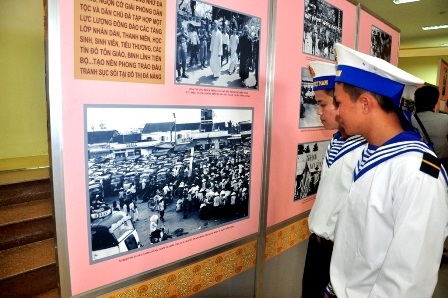 Các chiến sĩ hải quân tham quan triển lãm
