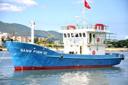 Tàu vỏ thép Sang Fish 01 đầu tiên của ngư dân Lê Văn Sang neo đậu trên sông Hàn giữa năm 2014