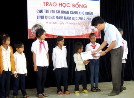 Grobest cùng báo Dân trí, Quỹ KHVN trao 360 suất học bổng đến học sinh nghèo - 2 Đại diện Công ty Grobest trao học bổng đến các em học sinh huyện Phước Sơn