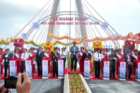 Khánh thành nút giao thông ngã 3 Huế, giải tỏa điểm đen tai nạn giao thông - 2 Lãnh đạo Bộ GTVT và địa phương cắt băng khánh thành dự án
