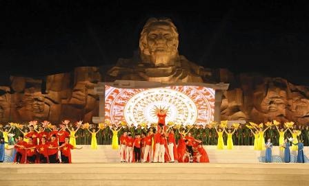 Pháo hoa sáng rực bầu trời mừng ngày giải phóng Quảng Nam - 3 Chương trình nghệ thuật mở màn lễ kỷ niệm ngày giải phóng Quảng Nam