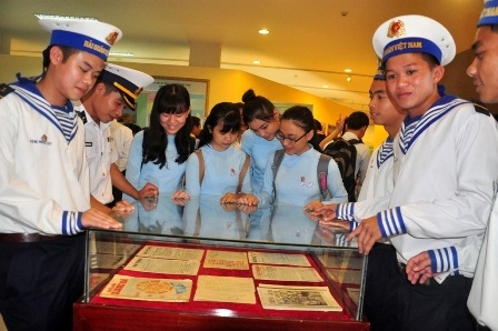 Các chiến sĩ hải quân tham quan triển lãm