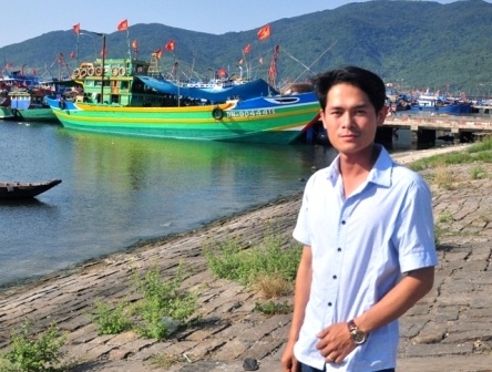 Gặp ông chủ 8X của những tàu cá “khủng” miền Trung - 3 Lê Văn Sang bên cạnh con tàu ĐNa 90444TS đang đậu ở cảng cá Thọ Quang chuẩn bị xuất bến