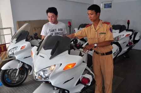 CSGT Công an TP Đà Nẵng nhận xe và chạy thử.