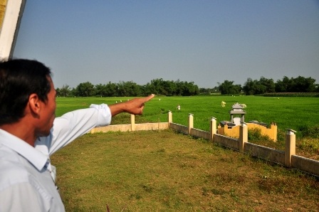 Xóm có 9 hộ dân, 9 Mẹ Việt Nam anh hùng và 17 liệt sĩ - 4 Ông Lê Văn Nuôi chỉ tay về xóm Chín Chủ xưa