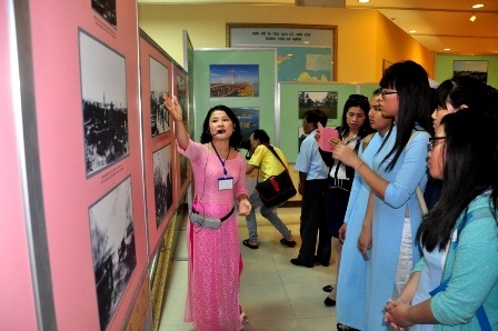 Đông đảo học sinh sinh viên đến tham quan