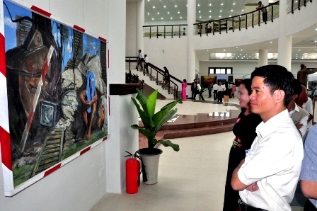 Khởi công, khánh thành nhiều công trình quan trọng - 4 Người dân đến tham quan các tác phẩm mỹ thuật được trưng bày trong Bảo tàng