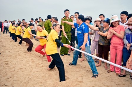 Ngư dân nô nức với lễ hội cầu ngư - 5 Bà con ngư dân hứng khởi với trò chơi kéo co