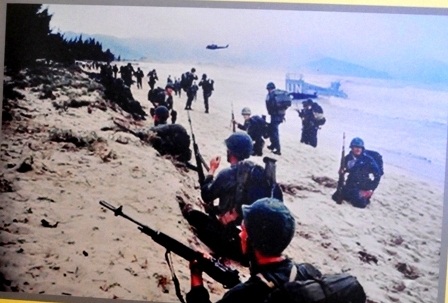 Hình ảnh thủy quân lục chiến Mỹ đổ bộ lên bãi biển Xuân Thiều (Đà Nẵng) vào ngày 8/3/1965.