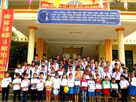 Grobest cùng báo Dân trí, Quỹ KHVN trao 360 suất học bổng đến học sinh nghèo - 5 Các em học sinh ở huyện Bắc Trà My trong buổi trao học bổng của Công ty Grobest