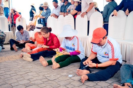 Ngư dân nô nức với lễ hội cầu ngư - 6 Phần thi đan lưới của ngư dân trong ngày hội.