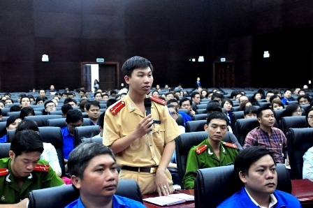 Bí thư Đà Nẵng: Thanh niên vi phạm luật giao thông nhiều nhất - 3 Thượng úy Nguyễn Đình Trung – đại diện Đoàn thanh niên Phòng CSGT Công an TP Đà Nẵng phát biểu