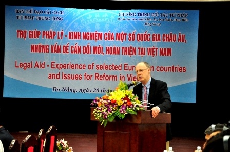 Châu Âu hỗ trợ cải cách chính sách trợ giúp pháp lý ở Việt Nam - 1 TS. Moling Ryan phát biểu tại hội thảo