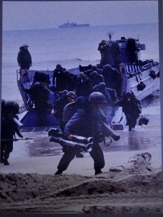 Hình ảnh thủy quân lục chiến Mỹ đổ bộ lên bãi biển Xuân Thiều (Đà Nẵng) vào ngày 8/3/1965.