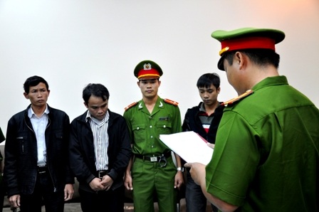 Ba đối tượng (từ trái qua) Khánh, Hải, Sự lúc bị bắt tạm giam