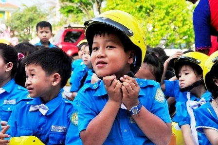 Phát động chiến dịch “Mũ bảo hiểm cho trẻ em” - 2 Niềm vui của các em học sinh khi được đội mũ