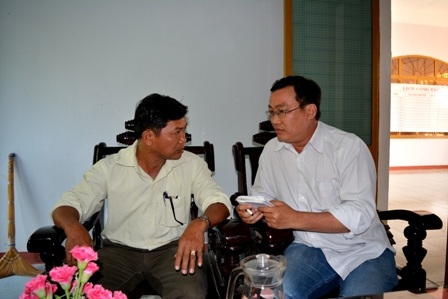 Gà cấp cho người nghèo “chạy” vào nhà Bí thư, Chủ tịch xã - 2 Chủ tịch xã Quế An – ông Hoàng Kim Minh (ảnh trái) trao đổi với PV