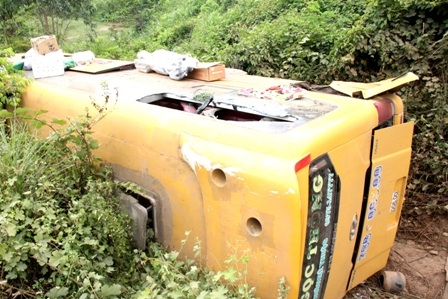 Xe khách lao xuống vực, 10 người bị thương