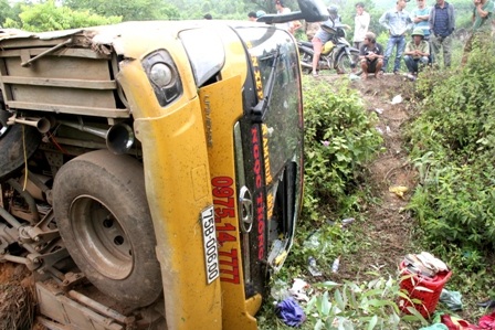 Hiện trường xe khách nằm dưới vực