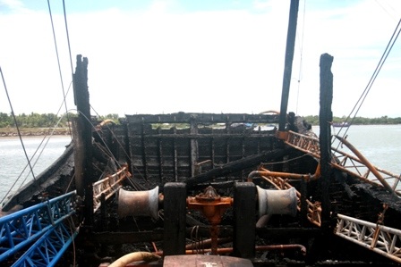 Hiện trường tàu câu mực bị cháy. Ảnh: T.H.