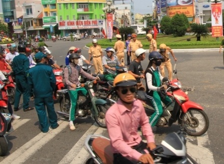 Lực lượng CSGT đang khám nghiệm hiện trường vụ tai nạn