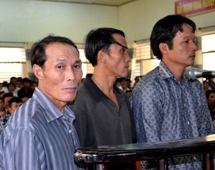 Các bị cáo (từ trái qua) Toàn, Minh và Dũng tại phiên tòa