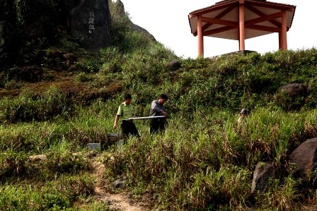 Chuẩn bị dụng cụ để bắt khỉ 