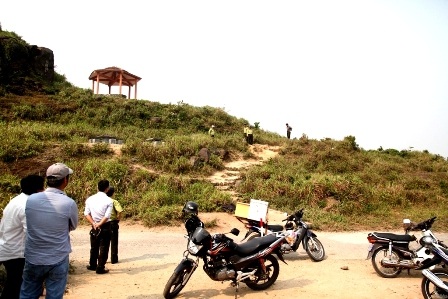 Rất đông người dân và du khách đứng xem các kiểm lâm viên vây bắt khỉ.