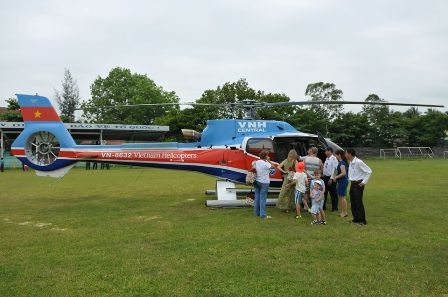 Lần đầu tiên, du khách tham quan Hội An và Mỹ Sơn bằng trực thăng - 2 Sau khi tham quan Hội An, du khách lên máy bay từ sân vận động Hội An đi Mỹ Sơn