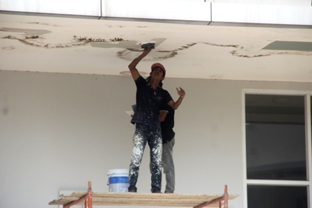 Công nhân đang khắc phục hiện tượng thấm dột tại Trường THPT chuyên Nguyễn Bỉnh Khiêm.