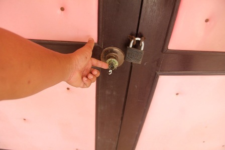 Do ổ khóa cửa chất lượng kém không khóa được nên phải làm thêm ổ khóa khác th