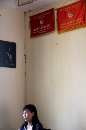 Khe nứt sâu trên tường khiến nước chảy theo vào các phòng tại Trường 