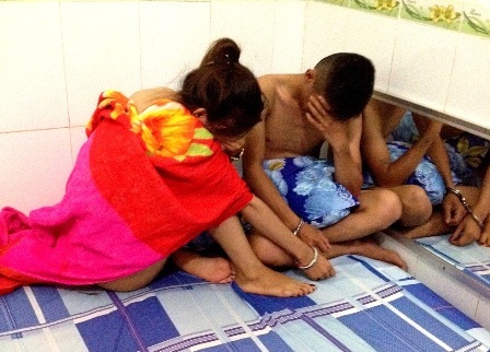 Các đối tượng mua bán dâm bị bắt quả tang tại nhà nghỉ 999