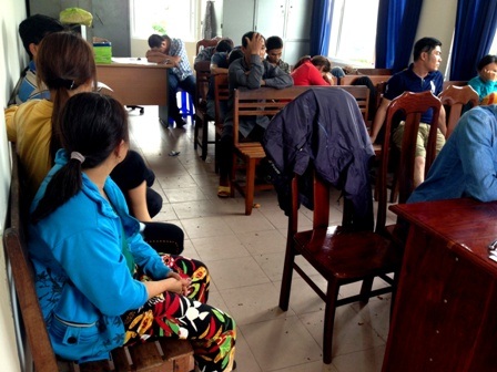 Triệt phá ổ xóc đĩa trong rừng tràm - 1 Các đối tượng tụ tập tại sòng bạc đang bị Cơ quan Công an tạm giữ